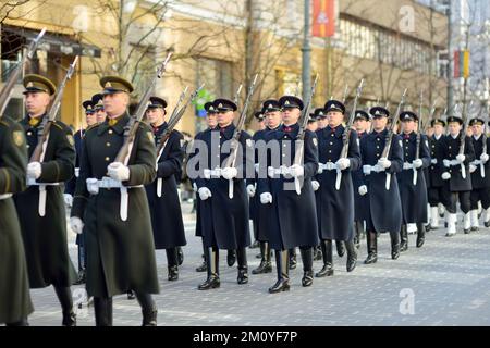 VILNIUS, LITAUEN - 11. MÄRZ 2022: Feierliche Parade zum 32.. Jahrestag der Wiederherstellung der Unabhängigkeit Litauens. Teilnehmer der Parade Carr Stockfoto