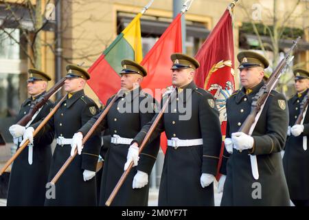 VILNIUS, LITAUEN - 11. MÄRZ 2022: Feierliche Parade zum 32.. Jahrestag der Wiederherstellung der Unabhängigkeit Litauens. Teilnehmer der Parade Carr Stockfoto