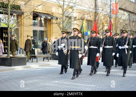 VILNIUS, LITAUEN - 11. MÄRZ 2022: Feierliche Parade zum 32.. Jahrestag der Wiederherstellung der Unabhängigkeit Litauens. Teilnehmer der Parade Carr Stockfoto