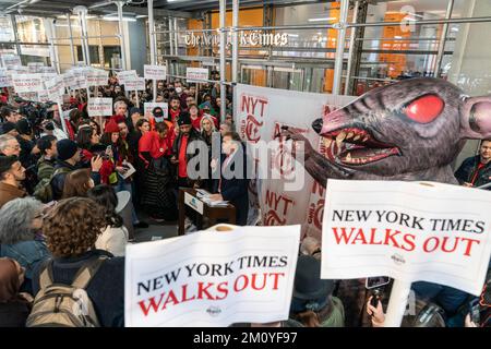 CWA-Präsident Christopher M. Shelton spricht auf der Kundgebung von mehr als 1100 Gewerkschaftsmitgliedern der NewsGuild der New York Times, die am 8. Dezember 2022 vor dem Eingang der NYT-Zentrale in New York wegen Vertragsstreitigkeiten 24 Stunden lang von der Arbeit abgehauen sind Stockfoto