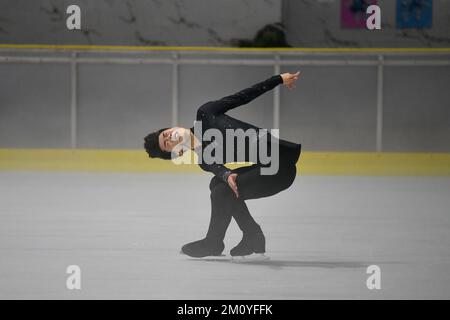 Jakarta, Indonesien. 8.. Dezember 2022. Chen Yudong aus China tritt am 8. Dezember 2022 beim Senior Men Short Program der Asian Open Figure Skating Trophäe 2022 in Jakarta, Indonesien, an. Kredit: Xu Qin/Xinhua/Alamy Live News Stockfoto