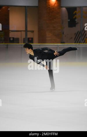 Jakarta, Indonesien. 8.. Dezember 2022. Chen Yudong aus China tritt am 8. Dezember 2022 beim Senior Men Short Program der Asian Open Figure Skating Trophäe 2022 in Jakarta, Indonesien, an. Kredit: Xu Qin/Xinhua/Alamy Live News Stockfoto