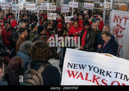 New York, Usa. 08.. Dezember 2022. CWA-Präsident Christopher M. Shelton spricht auf der Kundgebung von mehr als 1100 Gewerkschaftsmitgliedern der NewsGuild der New York Times, die 24 Stunden lang wegen Vertragsstreits vor dem Eingang der NYT-Zentrale (Foto von Lev Radin/Pacific Press) von der Arbeit gingen. Kredit: Pacific Press Media Production Corp./Alamy Live News Stockfoto