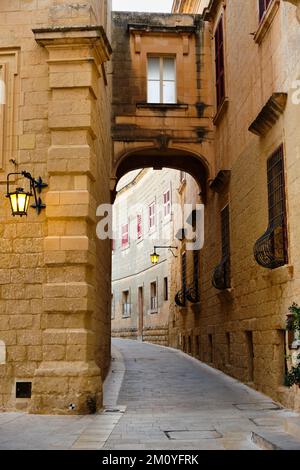 Eine enge gewundene Straße mit einem gewölbten Durchgang - Mdina, Malta Stockfoto