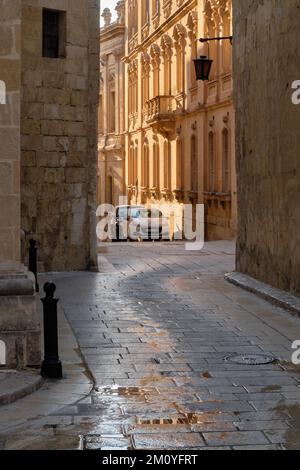 Eine ruhige, gewundene Straße der Stillen Stadt nach einer morgendlichen Reinigung - Mdina, Malta Stockfoto