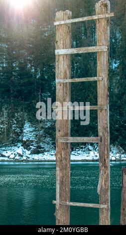 Eine verfallene Angelleiter am Ufer des Fraser River. Stockfoto