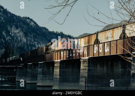 Kanadischer Güterzug, der den Fraser River in British Columbia, Kanada, überquert. Stockfoto