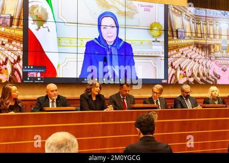 Rom, Italien. 07.. Dezember 2022. Elisabetta Gardini (L3), Mitglied der italienischen Abgeordnetenkammer, brachte auf der Konferenz ihre Unterstützung für die landesweite #IranRevolution zum Ausdruck. Sie appellierte auch an die europäischen Regierungen, den Aufstand des iranischen Volkes zu unterstützen. Italienische Gesetzgeber unterstützen den landesweiten Aufstand im Iran und den iranischen Widerstand in einer Konferenz im italienischen Senat. Kredit: SOPA Images Limited/Alamy Live News Stockfoto