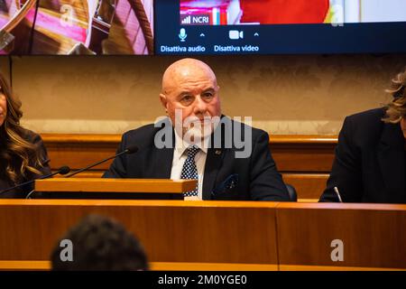 Rom, Italien. 07.. Dezember 2022. Antonio Tasso, ein ehemaliges Mitglied der italienischen Abgeordnetenkammer während des Treffens, sagte, dass das Regime gegen das Volk handelt. Alle von der demokratischen Welt anerkannten Prinzipien sind in Gefahr. Das Regime hat Lügen gegen den iranischen Widerstand und Präsident Rajavi verbreitet. Das sind alles unbegründete Lügen. Italienische Gesetzgeber unterstützen den landesweiten Aufstand im Iran und den iranischen Widerstand in einer Konferenz im italienischen Senat. (Foto: Siavosh Hosseini/SOPA Images/Sipa USA) Guthaben: SIPA USA/Alamy Live News Stockfoto