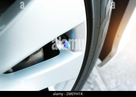 Reifenventil für Kfz-Räder zum Befüllen mit Luft mit einer blauen Kappe des Fahrzeugs Stockfoto