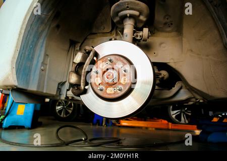 Scheibenbremsen und Bremssättel vorn ohne Fahrzeugräder in der Reparaturwerkstatt Stockfoto