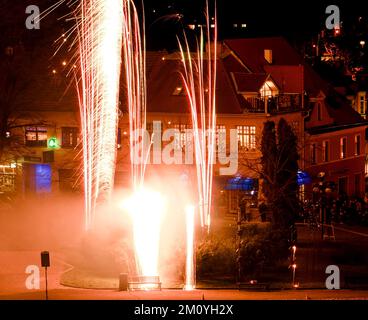 Das Bild zeigt ein traditionelles Feuerwerk vor Weihnachten. Stockfoto