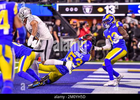 Inglewood, Kalifornien. 8.. Dezember 2022. Los Angeles Rams Linebacker Ernest Jones #53 fängt im zweiten Quartal während des NFL-Footballspiels gegen die Las Vegas Raiders in Aktion in der Endzone ab. Obligatorischer Fotokredit: Louis Lopez/Cal Sport Media/Alamy Live News Stockfoto