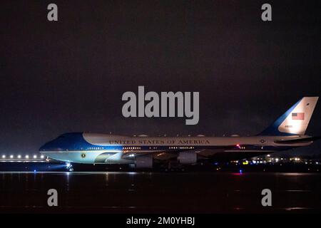 Air Force One, mit US-Präsident Joe Biden an Bord, Taxis auf der Landebahn am Joint Base Andrews in Maryland, USA, am Dienstag, den 6. Dezember 2022. Kredit: Al Drago/Pool via CNP/MediaPunch Stockfoto