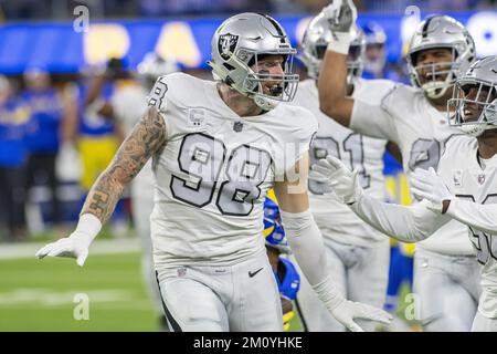 Inglewood, Usa. 08.. Dezember 2022. Las Vegas Raiders Defensive End Maxx Crosby (98) feiert ein großes Spiel auf dem Los Angeles Rams Wide Receiver Tutu Atwell (15) während der ersten Hälfte eines Spiels zwischen den Los Angeles Rams und den Las Vegas Raiders im SoFi Stadium in Inglewood, CA, Donnerstag, 8. Dezember 2022. Foto: Mike Goulding/UPI Credit: UPI/Alamy Live News Stockfoto