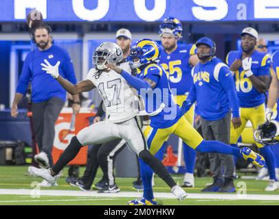 Inglewood, Usa. 08.. Dezember 2022. Las Vegas Raiders Wide Receiver Davante Adams (17) zieht diesen Pass vor dem Los Angeles Rams Cornerback Jalen Ramsey (5) während der ersten Hälfte eines Spiels zwischen den Los Angeles Rams und den Las Vegas Raiders im SoFi Stadium in Inglewood, CA, Donnerstag, 8. Dezember 2022. Foto: Mike Goulding/UPI Credit: UPI/Alamy Live News Stockfoto