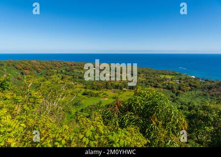 Von der Straße nach Hana auf Maui aus hat man einen schönen Blick auf die Keanae-Halbinsel und das Dorf Stockfoto