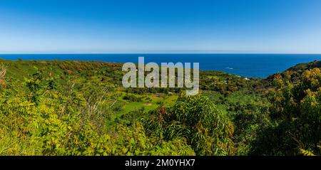 Panoramaaussicht aus hohem Winkel auf die Halbinsel Keanae von einem Aussichtspunkt auf der Straße nach Hana auf Maui Stockfoto