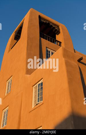 Vertikaler Blick auf den Glockenturm des historischen La Fonda Hotels in Santa Fe, New Mexico Stockfoto