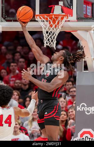 Columbus, Ohio, USA. 8.. Dezember 2022. Rutgers Scarlet Knights Center Clifford Omoruyi (11) geht während des Spiels zwischen den Rutgers Scarlet Knights und den Ohio State Buckeyes in der Value City Arena, Columbus, Ohio, auf einen Rückwärtsgang. (Kreditbild: © Scott Stuart/ZUMA Press Wire) Stockfoto