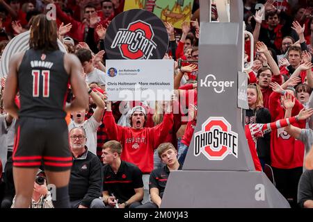 Columbus, Ohio, USA. 8.. Dezember 2022. Die Studenten von Ohio State Buckeyes versuchen, das Rutgers Scarlet Knights Center Clifford Omoruyi (11) während des Spiels zwischen den Rutgers Scarlet Knights und den Ohio State Buckeyes in der Value City Arena, Columbus, Ohio, abzulenken. (Kreditbild: © Scott Stuart/ZUMA Press Wire) Stockfoto