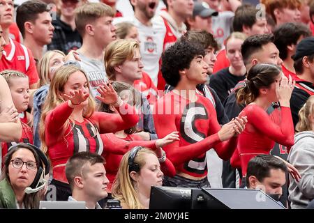 Columbus, Ohio, USA. 8.. Dezember 2022. Fans von Ohio State Buckeyes im Studentenbereich während des Spiels zwischen den Rutgers Scarlet Knights und den Ohio State Buckeyes in der Value City Arena, Columbus, Ohio. (Kreditbild: © Scott Stuart/ZUMA Press Wire) Stockfoto