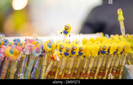 Montag, 28. November 2022, Raipur, indien. Ein Minion-Spielzeug auf der Oberseite eines Bleistifts, das in Sets aufbewahrt wird und im Markt, im Einkaufszentrum, im Geschäft oder zu Hause verkauft wird Stockfoto