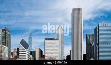 Panoramablick auf die Skyline von Chicago mit modernen Bürotürmen, Wolkenkratzern und Hochhäusern Stockfoto