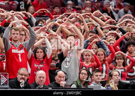 Columbus, Ohio, USA. 8.. Dezember 2022. Ohio State Buckeyes im Studentenbereich während des Spiels zwischen den Rutgers Scarlet Knights und den Ohio State Buckeyes in der Value City Arena, Columbus, Ohio. (Kreditbild: © Scott Stuart/ZUMA Press Wire) Stockfoto