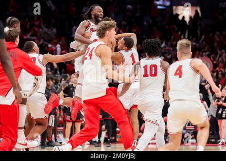 Columbus, Ohio, USA. 8.. Dezember 2022. Die Spieler von Ohio State Buckeyes feiern ihren Sieg mit dem Summer nach dem Spiel zwischen den Rutgers Scarlet Knights und den Ohio State Buckeyes in der Value City Arena, Columbus, Ohio. (Kreditbild: © Scott Stuart/ZUMA Press Wire) Stockfoto