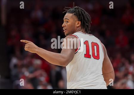 Columbus, Ohio, USA. 8.. Dezember 2022. Ohio State Buckeyes bewacht Brice Sensabaugh (10) während des Spiels zwischen den Rutgers Scarlet Knights und den Ohio State Buckeyes in der Value City Arena, Columbus, Ohio. (Kreditbild: © Scott Stuart/ZUMA Press Wire) Stockfoto