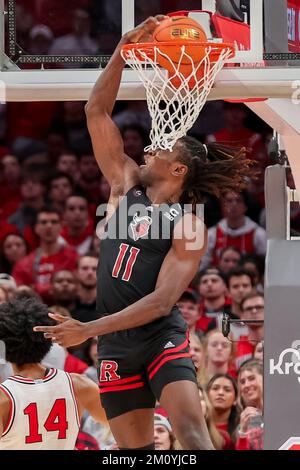 Columbus, Ohio, USA. 8.. Dezember 2022. Rutgers Scarlet Knights Center Clifford Omoruyi (11) taucht während des Spiels zwischen den Rutgers Scarlet Knights und den Ohio State Buckeyes in der Value City Arena in Columbus, Ohio, in einen Rückwärtsgang ein. (Kreditbild: © Scott Stuart/ZUMA Press Wire) Stockfoto