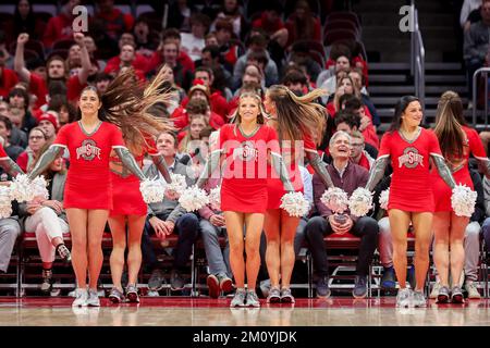 Columbus, Ohio, USA. 8.. Dezember 2022. Das Tanzteam von Ohio State Buckeyes während des Spiels zwischen den Rutgers Scarlet Knights und den Ohio State Buckeyes in der Value City Arena, Columbus, Ohio. (Kreditbild: © Scott Stuart/ZUMA Press Wire) Stockfoto