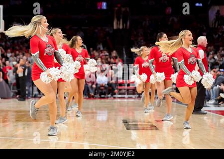 Columbus, Ohio, USA. 8.. Dezember 2022. Das Tanzteam Ohio State Buckeyes tritt während des Spiels zwischen den Rutgers Scarlet Knights und den Ohio State Buckeyes in der Value City Arena in Columbus, Ohio auf. (Kreditbild: © Scott Stuart/ZUMA Press Wire) Stockfoto