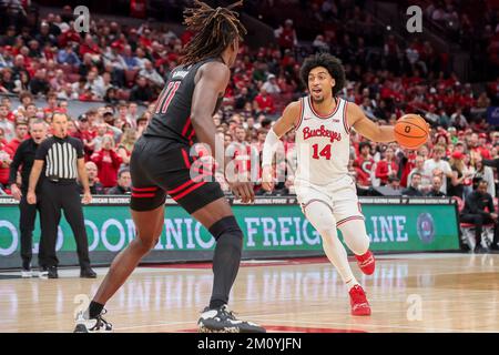 Columbus, Ohio, USA. 8.. Dezember 2022. Ohio State Buckeyes Guard Justice Sueing (14) dribbelt den Ball gegen das Rutgers Scarlet Knights Center Clifford Omoruyi (11) während des Spiels zwischen den Rutgers Scarlet Knights und den Ohio State Buckeyes in der Value City Arena, Columbus, Ohio. (Kreditbild: © Scott Stuart/ZUMA Press Wire) Stockfoto