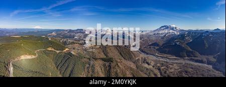 Panoramaaufnahme mit Blick auf Mt. Ranier, Mt, Adams, Mt. St. Helens, Mt. Haube und Mt. Shasta von links nach rechts in dieser Reihenfolge Stockfoto