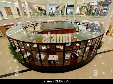 Jakarta, Indonesien-25. November 2022: Blick auf den Flur eines leeren Einkaufszentrums Stockfoto