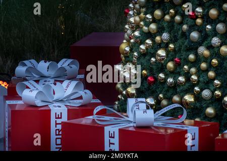 Schöne Weihnachten Geschenke unter dem Tannenbaum auf dem Boden im Zimmer Stockfoto