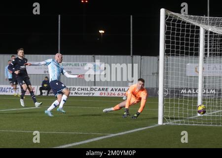 Falkirk Stadium, Falkirk, Stirlingshire, Schottland: 8.. Dezember 2022; SPFL Trust Trophy Football, Falkirk versus Dundee; Zak Rudden of Dundee erzielt 2-0 Punkte Stockfoto