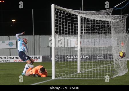 Falkirk Stadium, Falkirk, Stirlingshire, Schottland: 8.. Dezember 2022; SPFL Trust Trophy Football, Falkirk versus Dundee; Zak Rudden of Dundee erzielt 2-0 Punkte Stockfoto