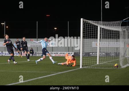 Falkirk Stadium, Falkirk, Stirlingshire, Schottland: 8.. Dezember 2022; SPFL Trust Trophy Football, Falkirk versus Dundee; Zak Rudden of Dundee erzielt 2-0 Punkte Stockfoto