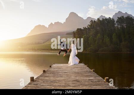 Liebe wird dich verrückte Dinge tun lassen. Rückblick auf eine unbekannte Braut und Bräutigam am Hochzeitstag. Stockfoto