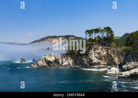 Blick auf Nebel und die Küste des Point Lobos State Preserve, Carmel, Kalifornien Stockfoto