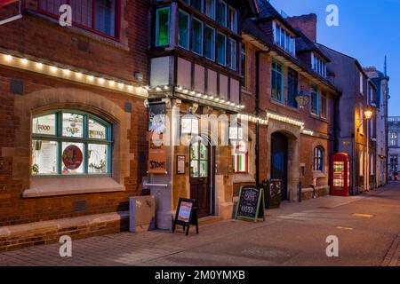 Das Geschichtenmuseum in der Abenddämmerung im dezember. Pembroke Street, Oxford, Oxfordshire, England Stockfoto