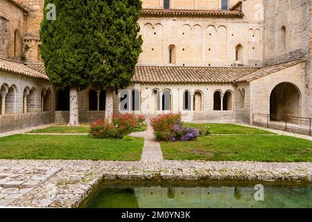 Kreuzgänge, Pool und Innenhof in der Abtei Saint-Guilhem-le-Desert in Frankreich Stockfoto