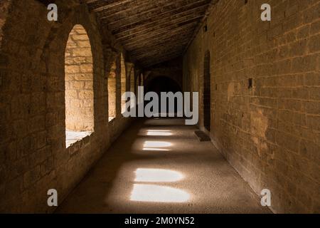 Korridor durch Kreuzgänge in der Abtei Saint-Guilhem-le-Desert in Frankreich Stockfoto