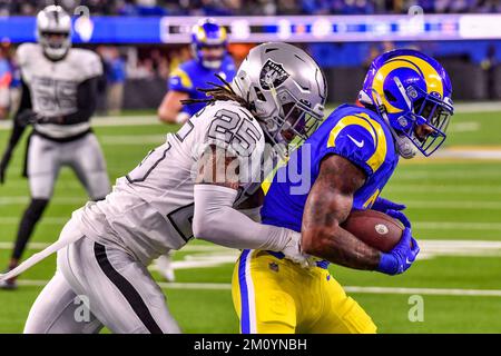 Inglewood, Kalifornien. 8.. Dezember 2022. Los Angeles Rams Running Back Cam Akers #3 erhält den Pass, während Las Vegas Raiders Safety Tre'von Moehrig #25 im vierten Quartal während des NFL-Footballspiels gegen die Las Vegas Raiders in Aktion verteidigt. Obligatorischer Fotogutschein: Louis Lopez/Cal Sport Media/Alamy Live News Stockfoto