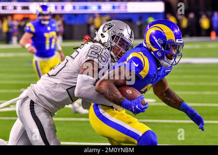 Inglewood, Kalifornien. 8.. Dezember 2022. Los Angeles Rams Running Back Cam Akers #3 erhält den Pass, während Las Vegas Raiders Safety Tre'von Moehrig #25 im vierten Quartal während des NFL-Footballspiels gegen die Las Vegas Raiders in Aktion verteidigt. Obligatorischer Fotogutschein: Louis Lopez/Cal Sport Media/Alamy Live News Stockfoto