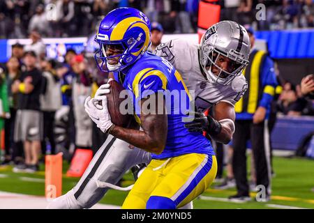 Inglewood, Kalifornien. 8.. Dezember 2022. Los Angeles Rams Wide Receiver Van Jefferson #12 gewinnt den Schieß los.-Touchdown, während der Cornerback Sam Webb #27 der Las Vegas Raiders im vierten Quartal während des NFL-Fußballspiels gegen die Las Vegas Raiders in Aktion tritt. Obligatorischer Fotokredit: Louis Lopez/Cal Sport Media/Alamy Live News Stockfoto