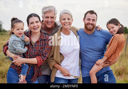 Das Leben dreht sich um die Familie. Eine Familie mehrerer Generationen, die auf einem Bauernhof zusammensteht. Stockfoto